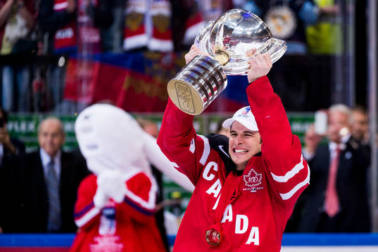 Kanadas Sidney Crosby jublar med VM-pokalen