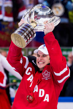Kanadas Sidney Crosby jublar med VM-pokalen