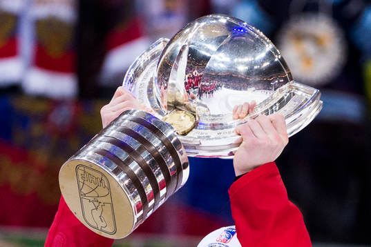 Kanadas Sidney Crosby höjer VM-pokalen