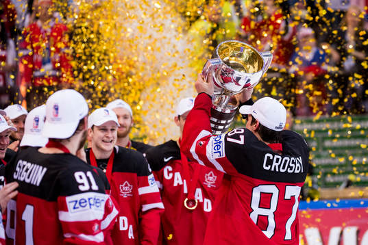 Kanadas Sidney Crosby jublar med VM-pokalen