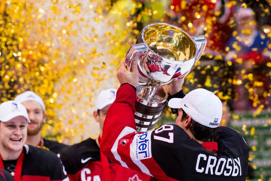 Kanadas Sidney Crosby jublar med VM-pokalen