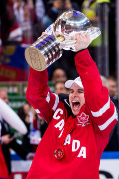 Kanadas Sidney Crosby jublar med VM-pokalen