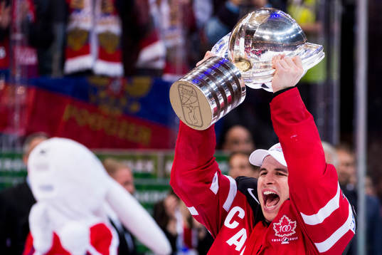 Kanadas Sidney Crosby jublar med VM-pokalen