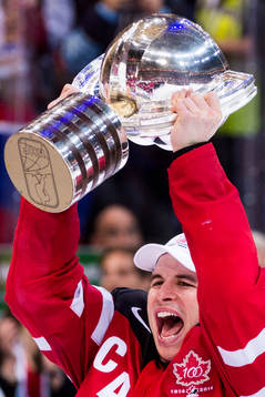 Kanadas Sidney Crosby jublar med VM-pokalen
