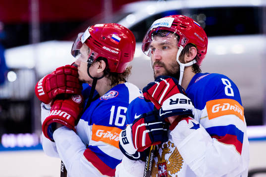 Rysslands Sergei Plotnikov och Alexander Ovechkin deppar