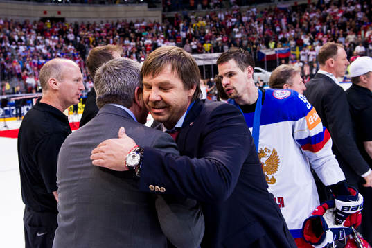 Kanadas förbundskapten Todd McLellan och Rysslands