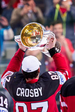 Kanadas Sidney Crosby jublar med VM-pokalen