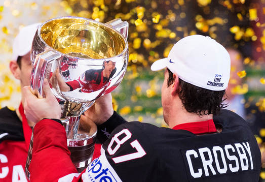 Kanadas Sidney Crosby jublar med VM-pokalen