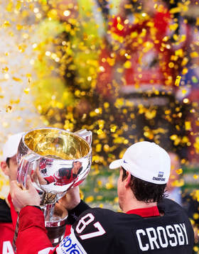 Kanadas Sidney Crosby jublar med VM-pokalen