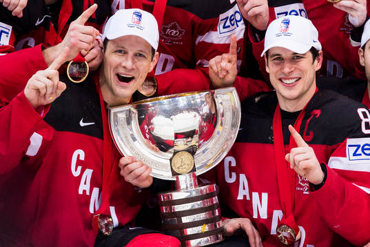 Kanadas Jason Spezza (v) och Sidney Crosby (h) jublar med