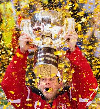 Kanadas Jason Spezza jublar med VM-pokalen