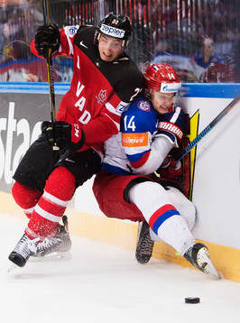 Kanadas Tyson Barrie tacklar Rysslands Viktor Tikhonov