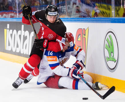 Kanadas Tyson Barrie tacklar Rysslands Viktor Tikhonov
