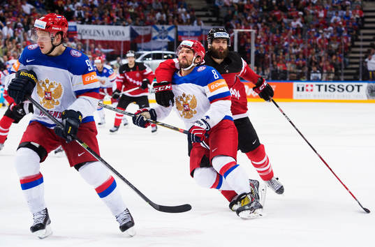Rysslands Alexander Ovechkin hålls fast av Kanadas Brent