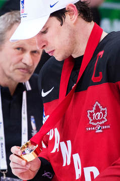 Kanadas Sidney Crosby håller i sin guldmedalj