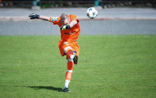 Prespa Birliks målvakt Robin Armandt utspark i matchen i