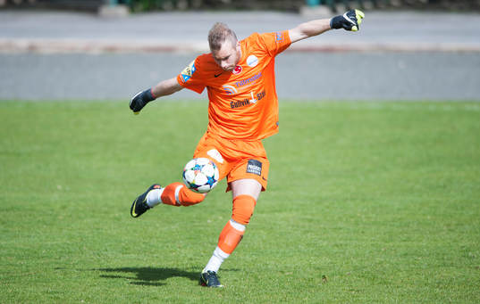 Prespa Birliks målvakt Robin Armandt utspark i matchen i