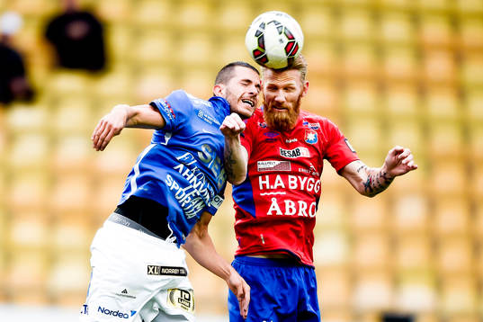 Norrbys Nino Osmanagic och Örgrytes Fredrik Björk i en