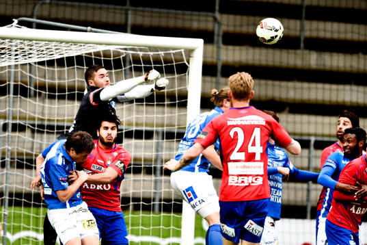 Norrbys målvakt Mergim Krasniqi rensar bort bollen från