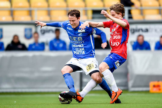 Norrbys Fredrik Ekvall och Örgrytes Jakob Lindström i en
