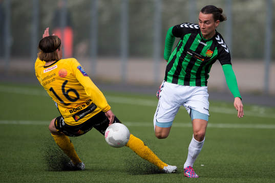 GAIS Emil Ursholm tar sig förbi Elfsborgs Simon Olsson