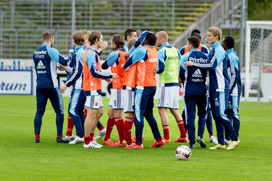 Djurgårdens spelare värmer upp före en fotbollsmatch i