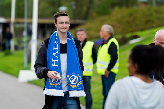 Halmstads supporter på väg in före en fotbollsmatch i