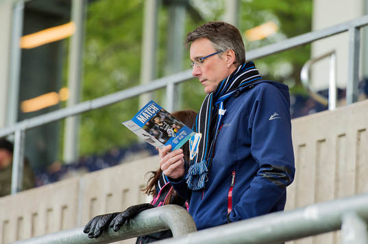 Halmstads supporter på läktaren före en fotbollsmatch i