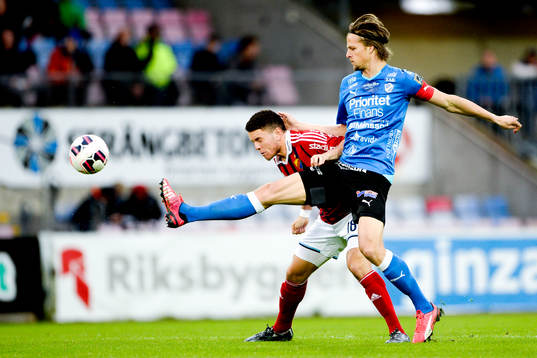 Halmstads Fredrik Liverstam och Djurgårdens Kerim Mrabti i