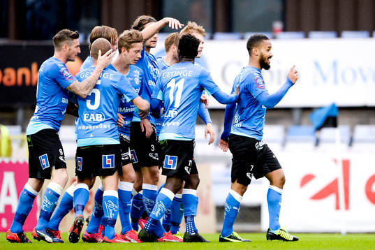 Halmstads Junes Barny , th, jublar med lagkamraterna