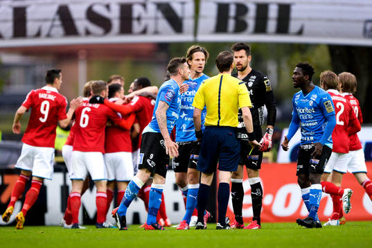 Halmstads spelare protesterar