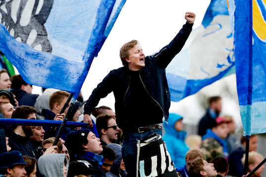 En Djurgårdensupporter före en fotbollsmatch i
