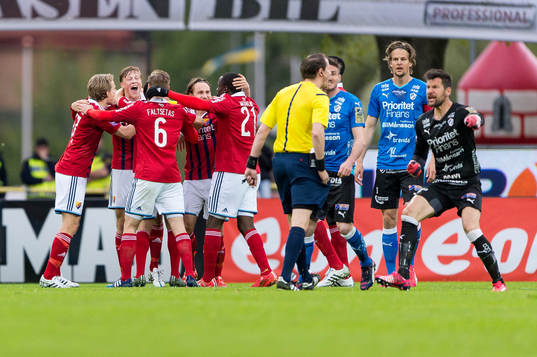 Djurgårdens Emil Bergström har gjort 0-1 och jublar med