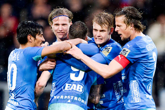 Halmstads spelare omfamnar James Keene