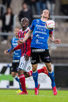 Halmstads Fredrik Liverstam plockar ner bollen på bröstet