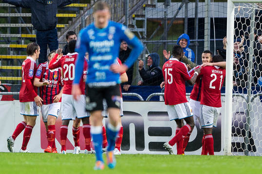 Djurgårdens Nyasha Mushekwi har gjort 2-3 och jublar