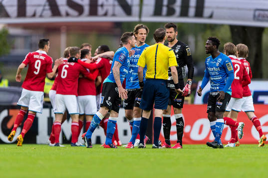Halmstads spelare protesterar mot domslut när Djurgårdens