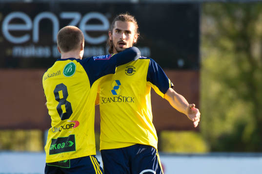 Ängelholms Christian Ljungberg kramar Vlado Zlojutro som