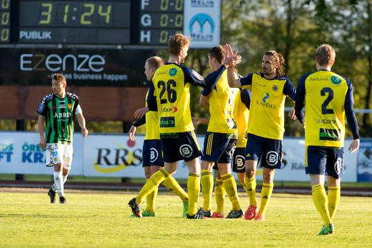 Ängelholms Vlado Zlojutro jublar och Gais spelare deppar i