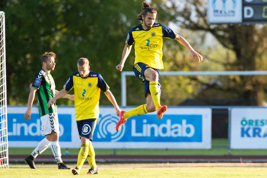 Ängelholms Vlado Zlojutro jublar och Gais spelare deppar i