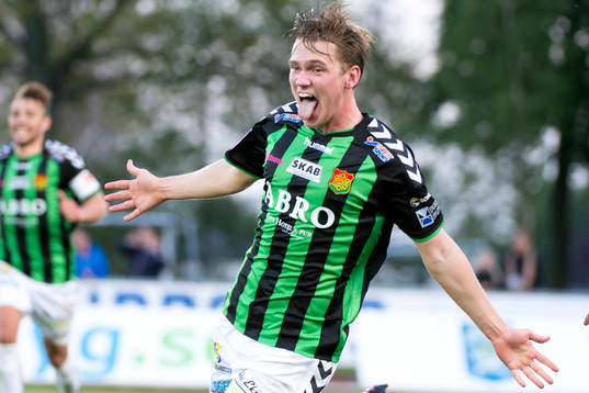 Gais Bragi Bergsson jublar och visar tungan