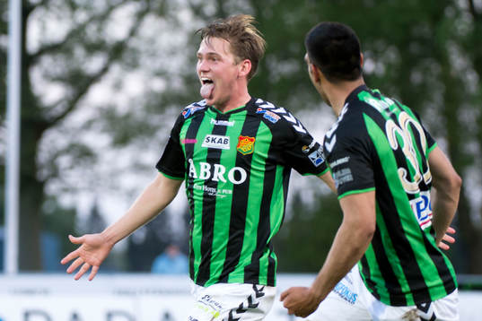 Gais Bragi Bergsson jublar och visar tungan