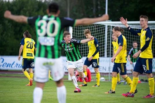 Gais Bragi Bergsson jublar och Ängelholms spelare deppar