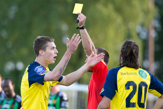 Domare Kaspar Sjöberg ger gul kort till Ängelholms