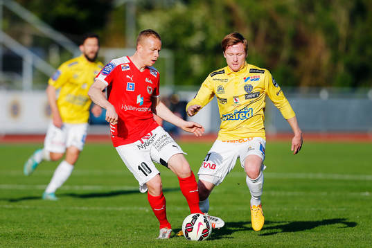 Kalmars Tobias Eriksson och Falkenbergs Dan Keat