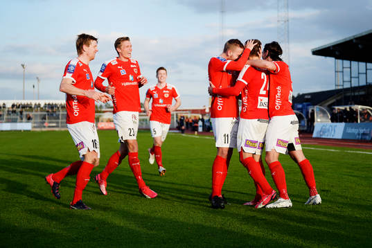 Kalmars spelare jublar