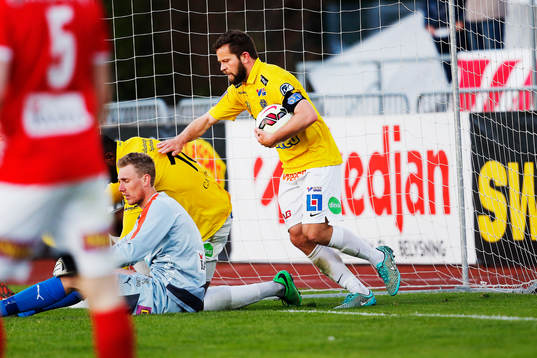 Falkenbergs Hakeem Araba (tv) gör 1-3 och gratuleras av