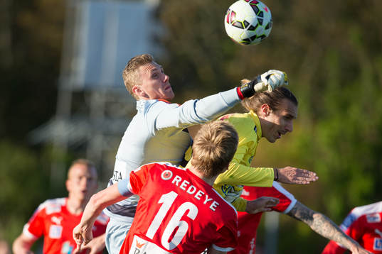 Kalmars Lars Cramer boxar ut bollen