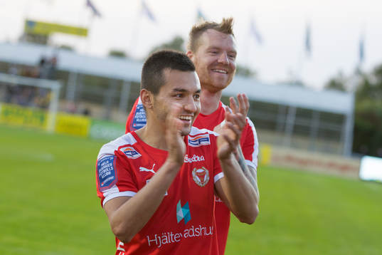 Kalmars Emin Nouri jublar och tackar fansen