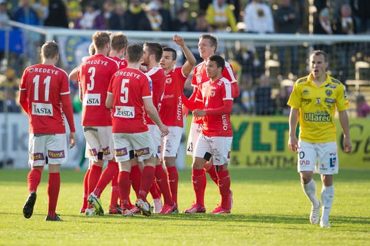 Kalmars spelare jublar och firar 2-0 målet